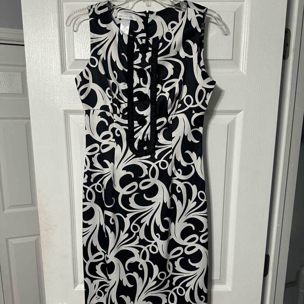 London Times Scroll Pattern Sleeveless Sheath Dress